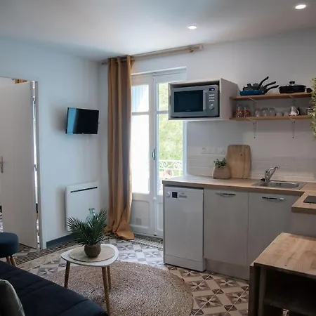 Cosy Flat With Balcony Lodève